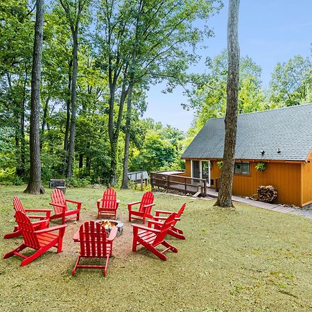Quaint Loft Cabin W Hot Tub, Firepit, Deck & Grill Hedgesville 외부 사진