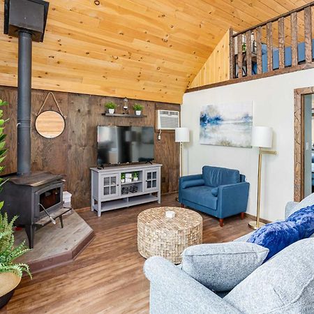 Quaint Loft Cabin W Hot Tub, Firepit, Deck & Grill Hedgesville 외부 사진