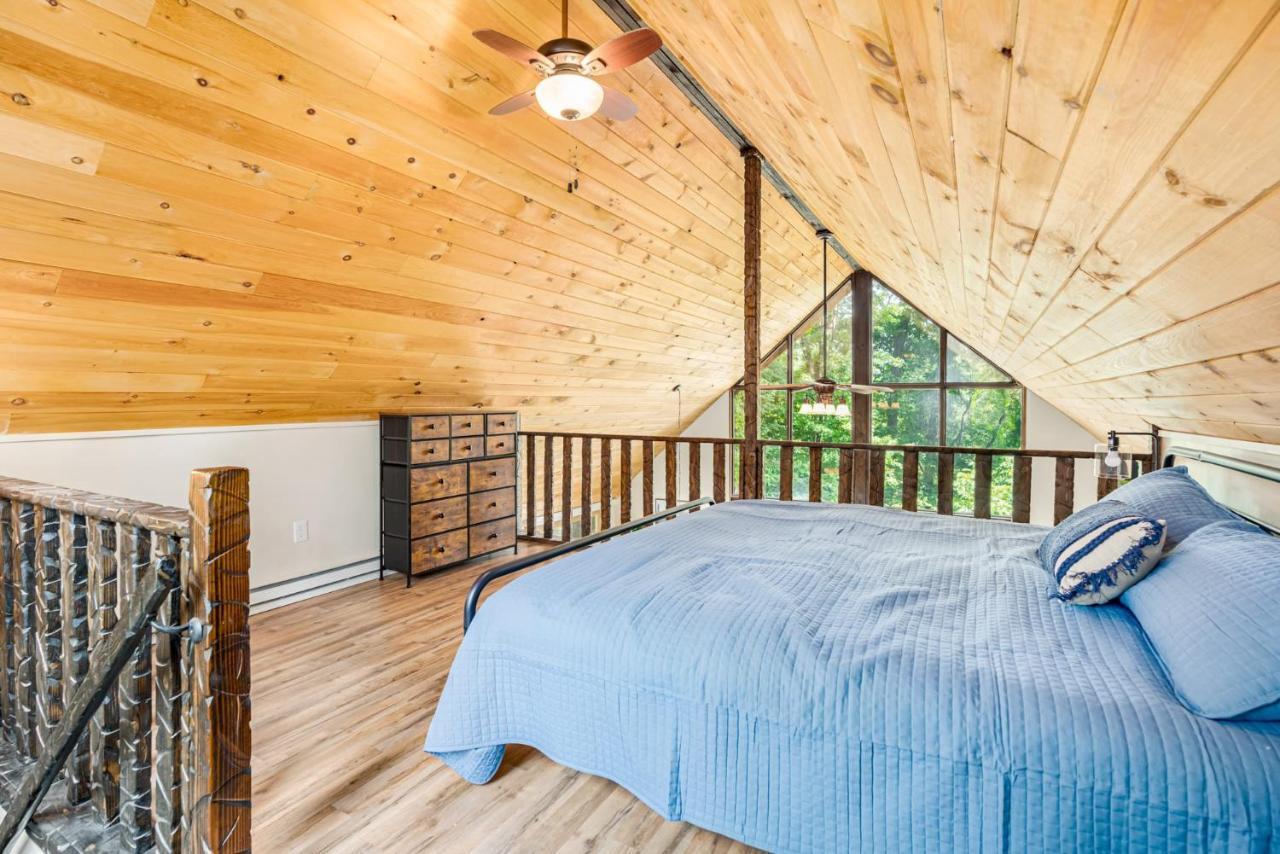 Quaint Loft Cabin W Hot Tub, Firepit, Deck & Grill Hedgesville 외부 사진