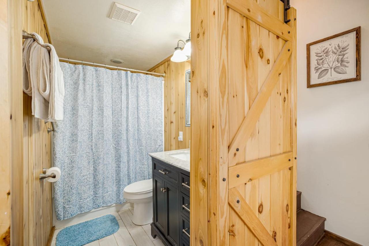 Quaint Loft Cabin W Hot Tub, Firepit, Deck & Grill Hedgesville 외부 사진