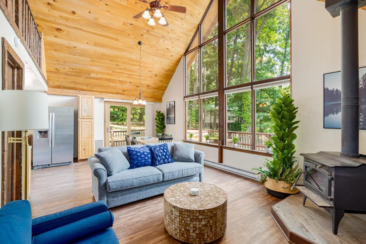 Quaint Loft Cabin W Hot Tub, Firepit, Deck & Grill Hedgesville 외부 사진