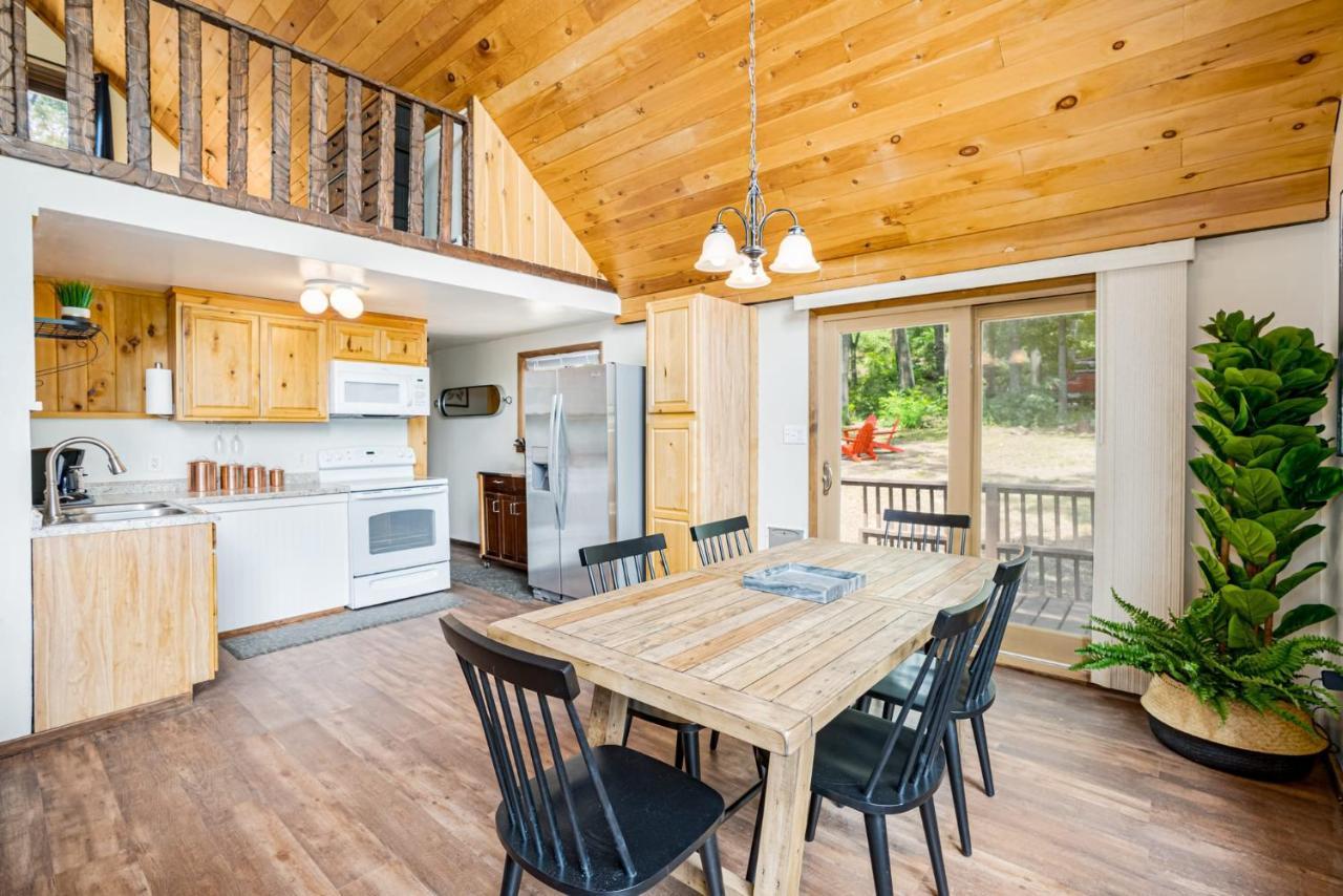 Quaint Loft Cabin W Hot Tub, Firepit, Deck & Grill Hedgesville 외부 사진