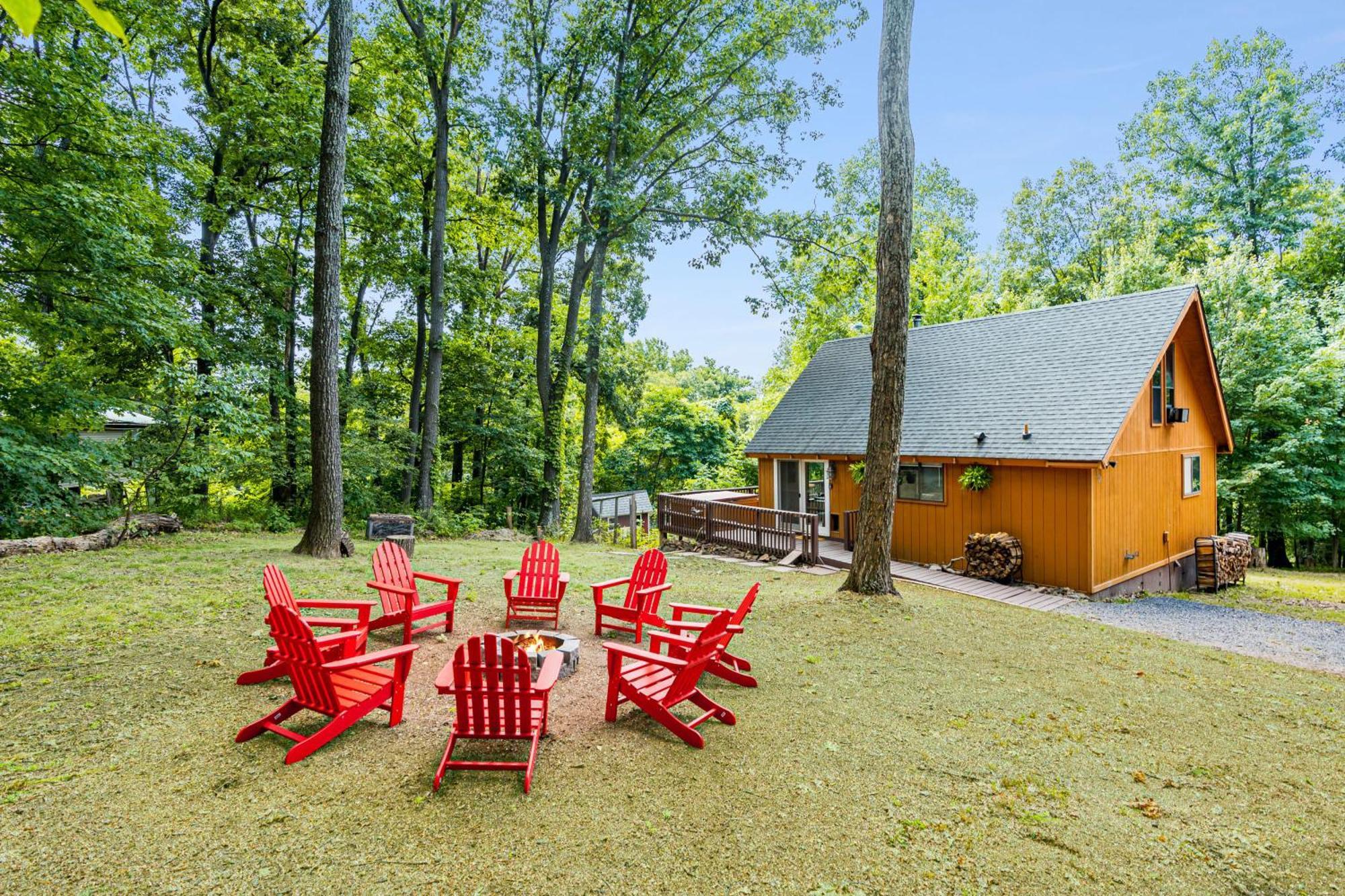 Quaint Loft Cabin W Hot Tub, Firepit, Deck & Grill Hedgesville 외부 사진