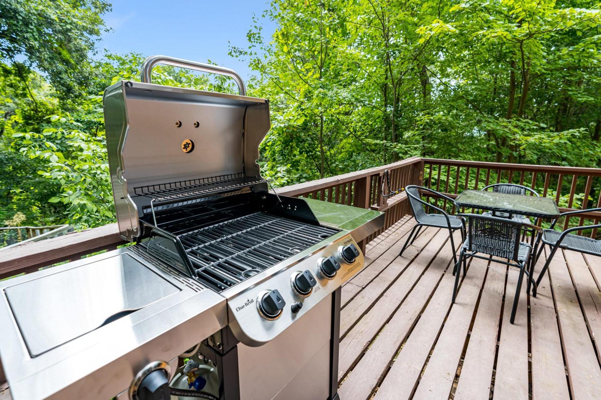 Quaint Loft Cabin W Hot Tub, Firepit, Deck & Grill Hedgesville 외부 사진