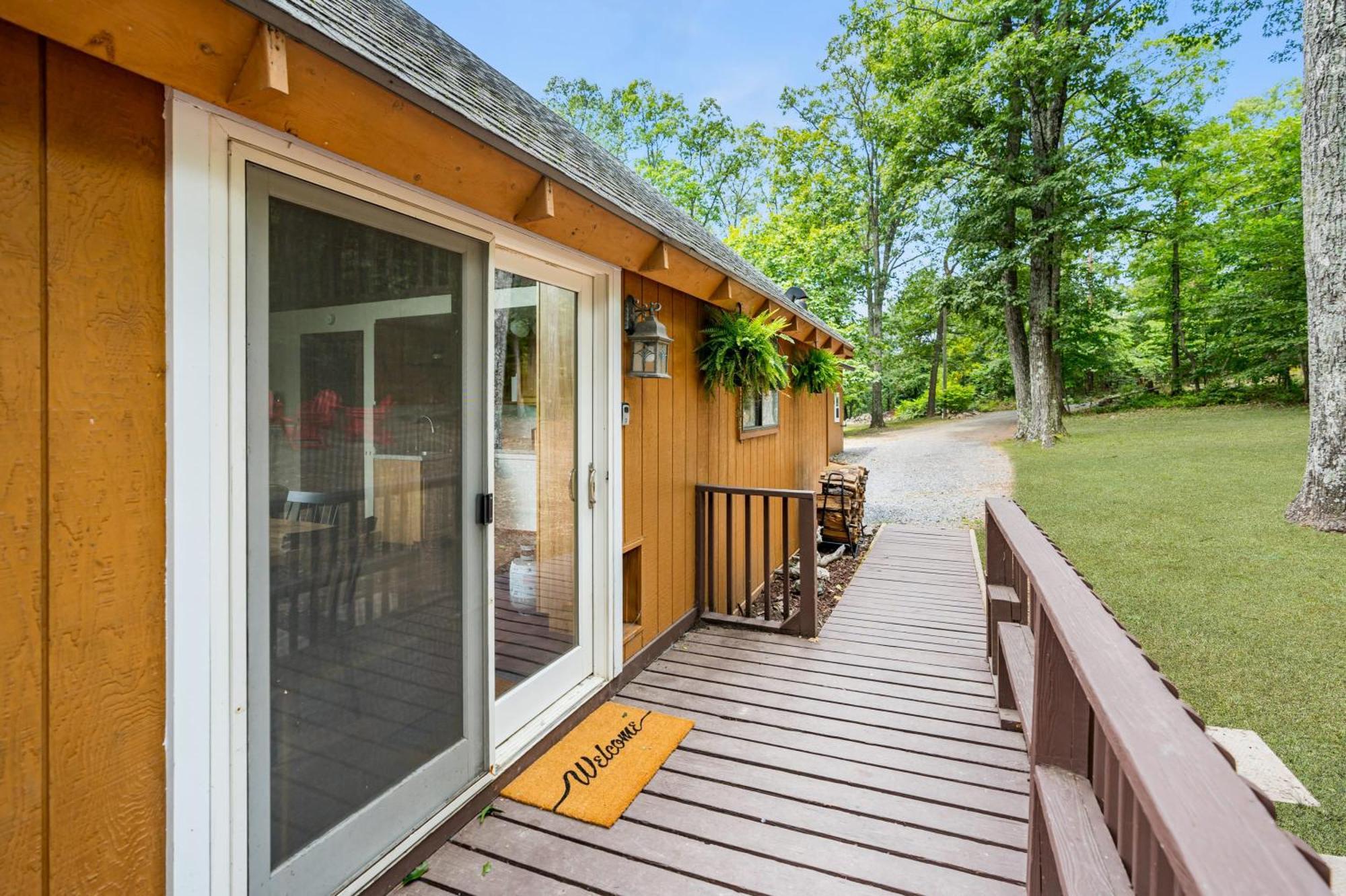 Quaint Loft Cabin W Hot Tub, Firepit, Deck & Grill Hedgesville 외부 사진