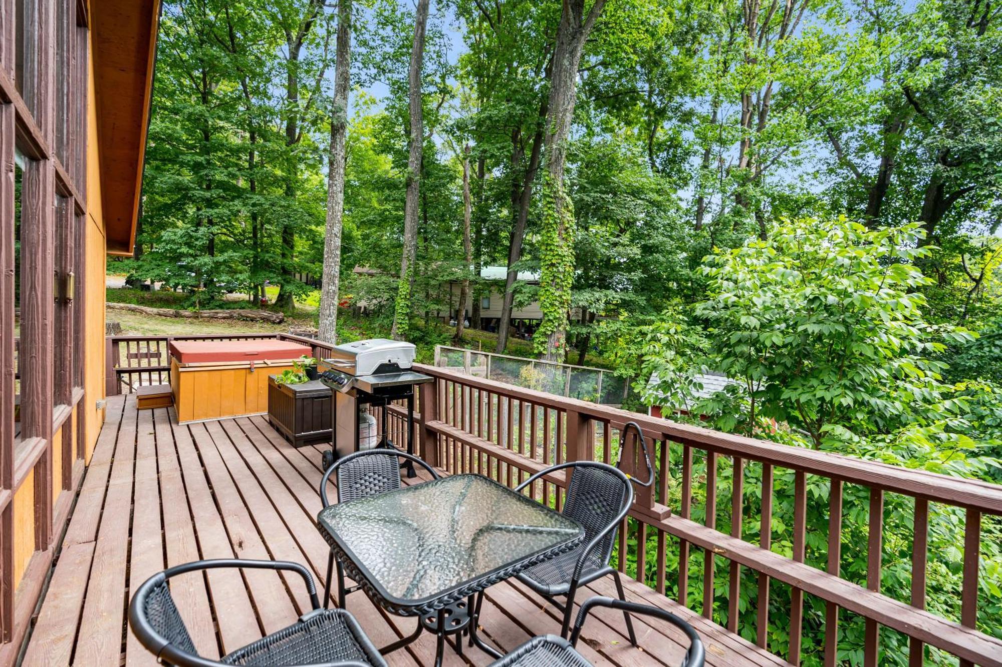 Quaint Loft Cabin W Hot Tub, Firepit, Deck & Grill Hedgesville 외부 사진