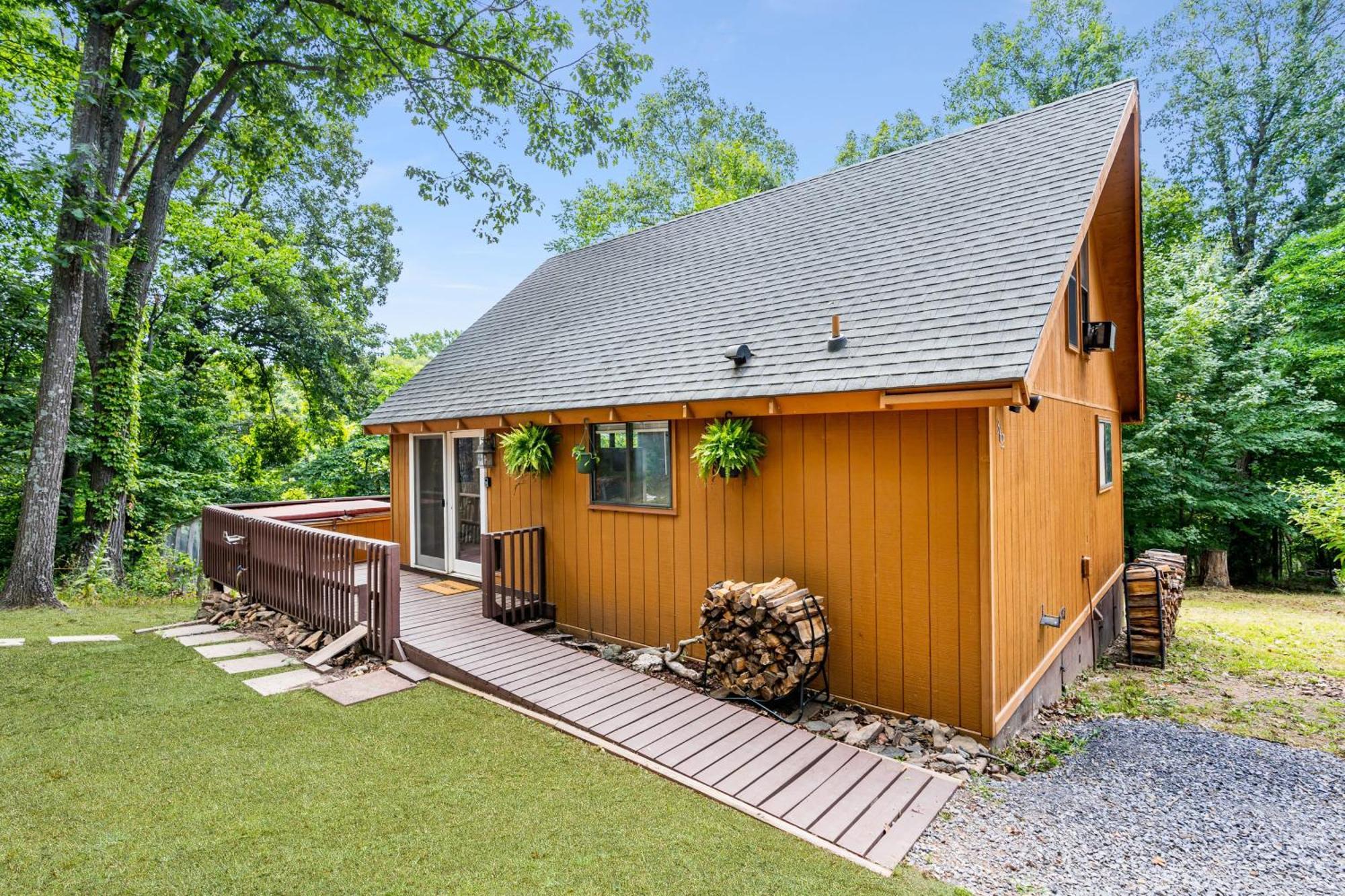 Quaint Loft Cabin W Hot Tub, Firepit, Deck & Grill Hedgesville 외부 사진