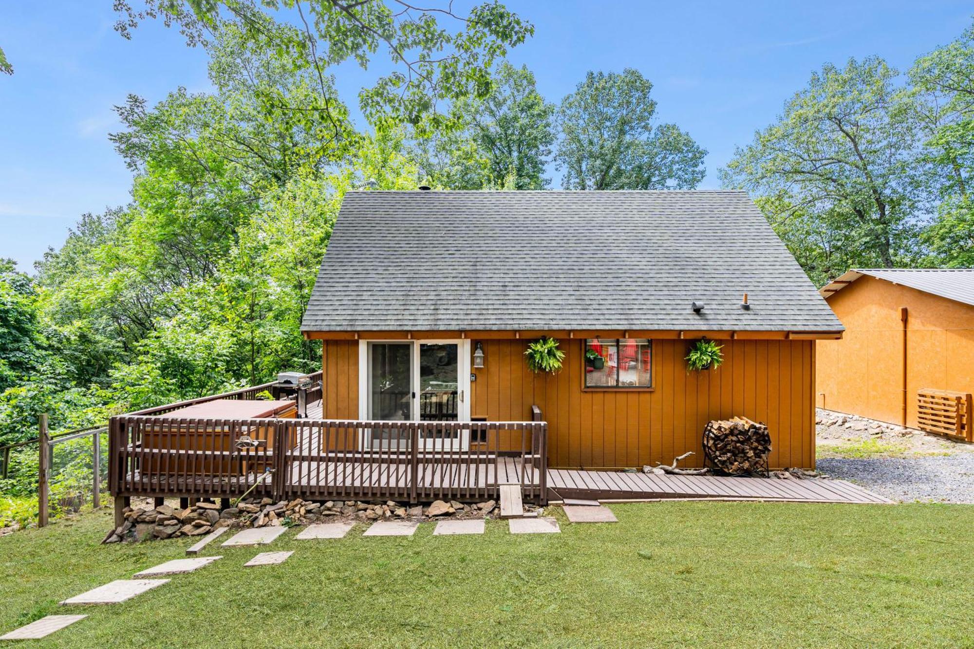 Quaint Loft Cabin W Hot Tub, Firepit, Deck & Grill Hedgesville 외부 사진