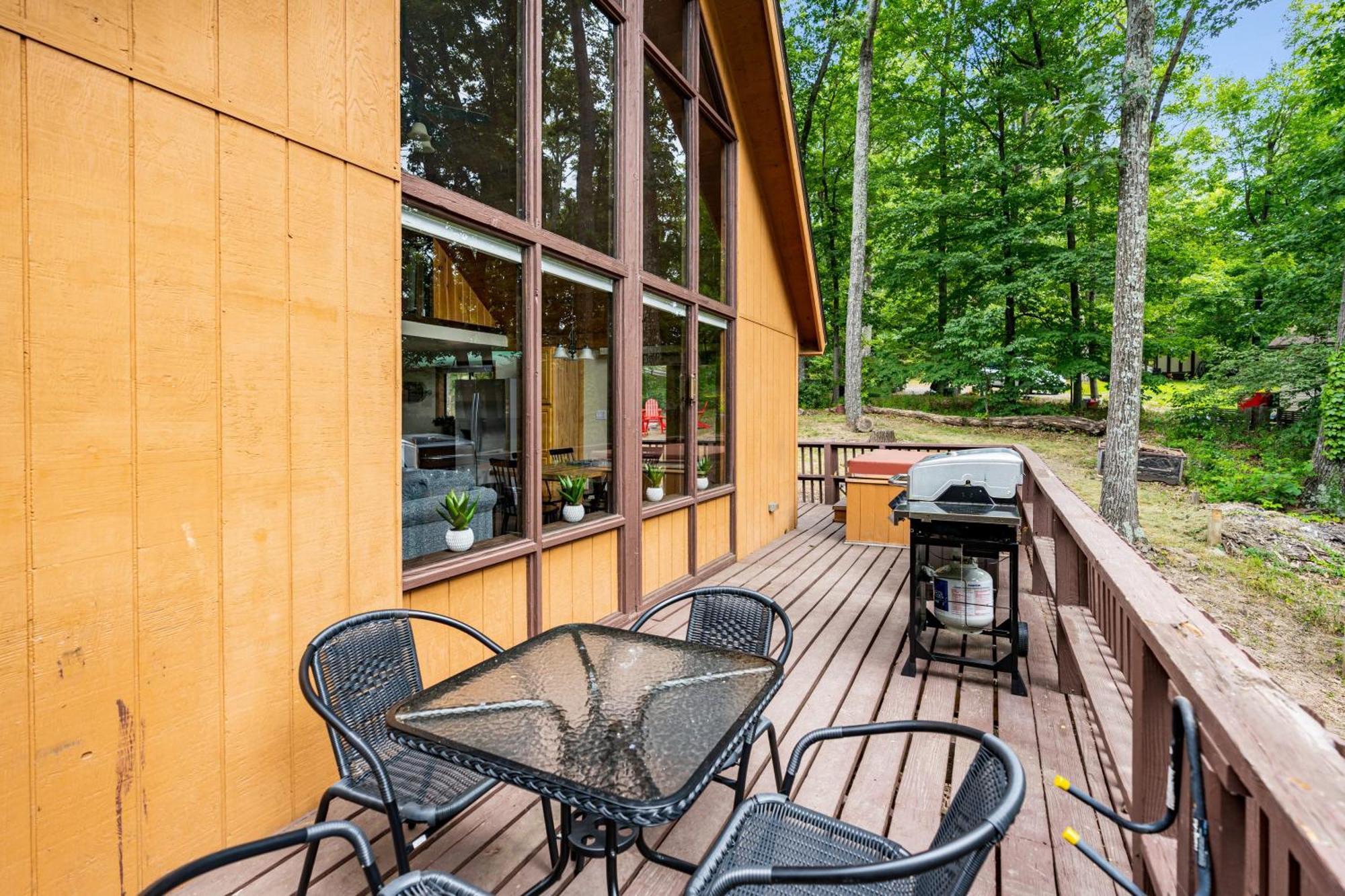 Quaint Loft Cabin W Hot Tub, Firepit, Deck & Grill Hedgesville 외부 사진