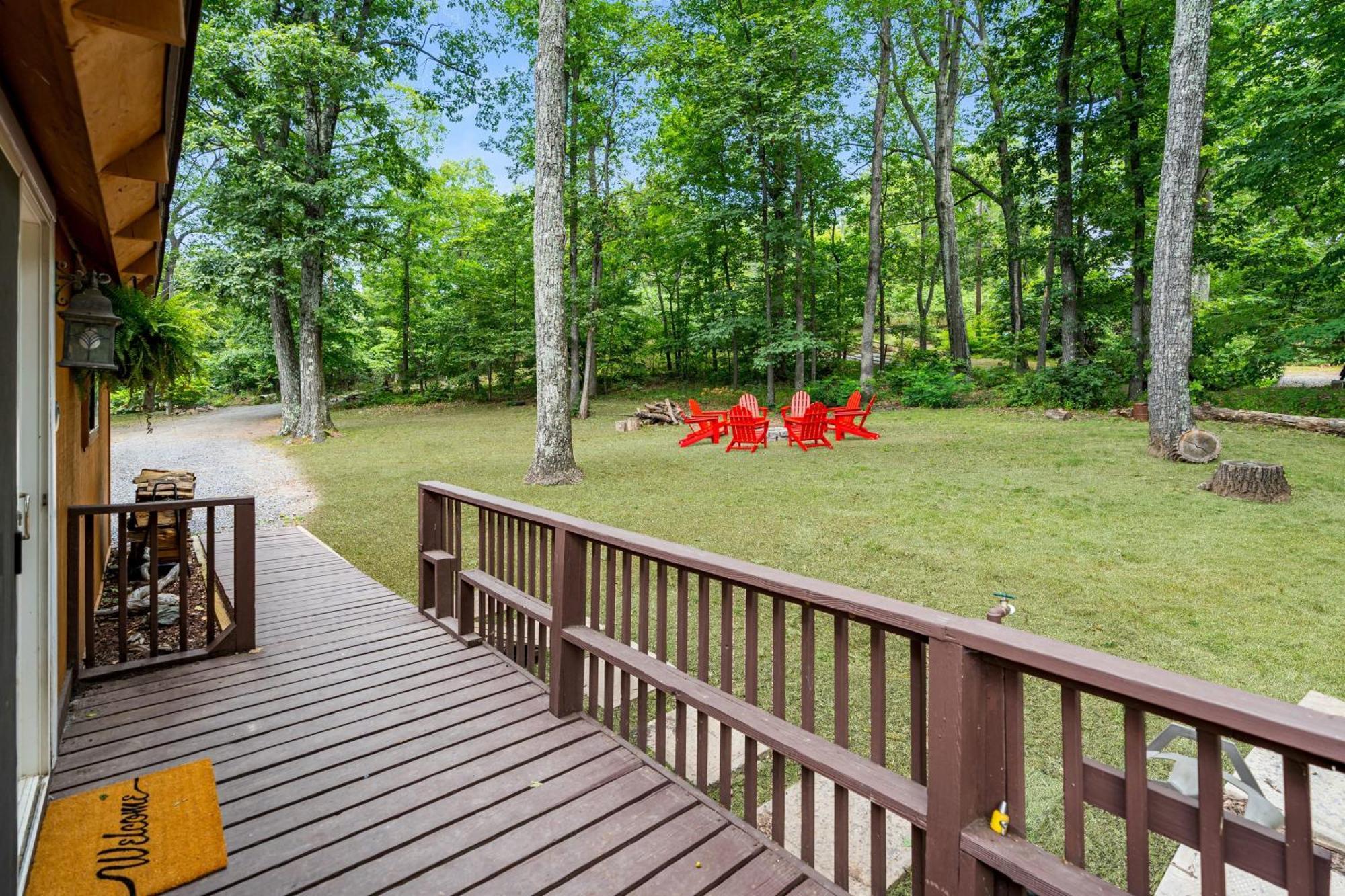 Quaint Loft Cabin W Hot Tub, Firepit, Deck & Grill Hedgesville 외부 사진