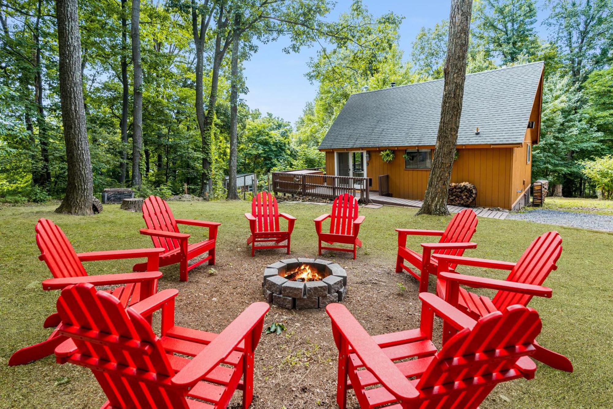 Quaint Loft Cabin W Hot Tub, Firepit, Deck & Grill Hedgesville 외부 사진